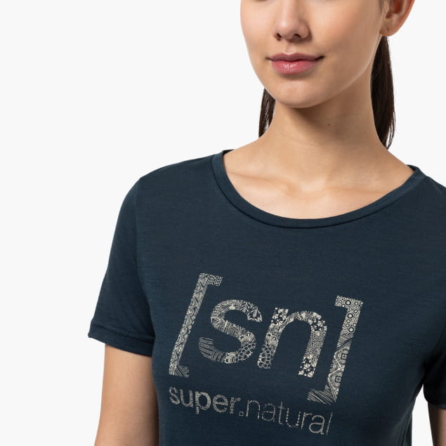 W ARABESQUE TEE Blueberry/Semolina