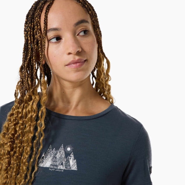 W TOP MOUNTAIN ART TEE Blueberry/Feather Grey/White Stone